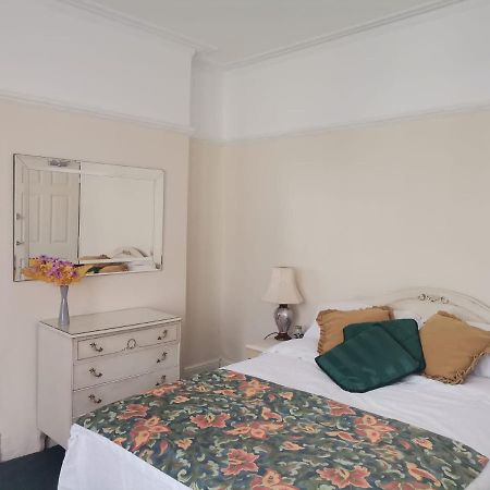 Double Room Available- London Seven Kings Seven Kings Train Station อิลฟอร์ด ภายนอก รูปภาพ