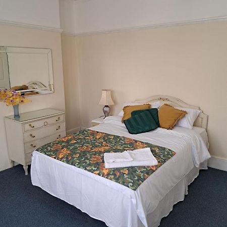 Double Room Available- London Seven Kings Seven Kings Train Station อิลฟอร์ด ภายนอก รูปภาพ