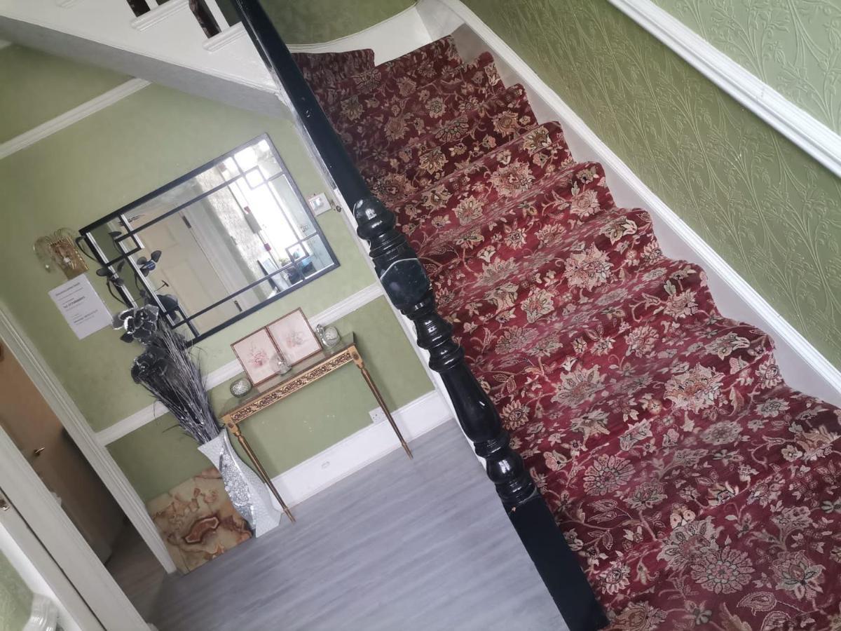 Double Room Available- London Seven Kings Seven Kings Train Station อิลฟอร์ด ภายนอก รูปภาพ
