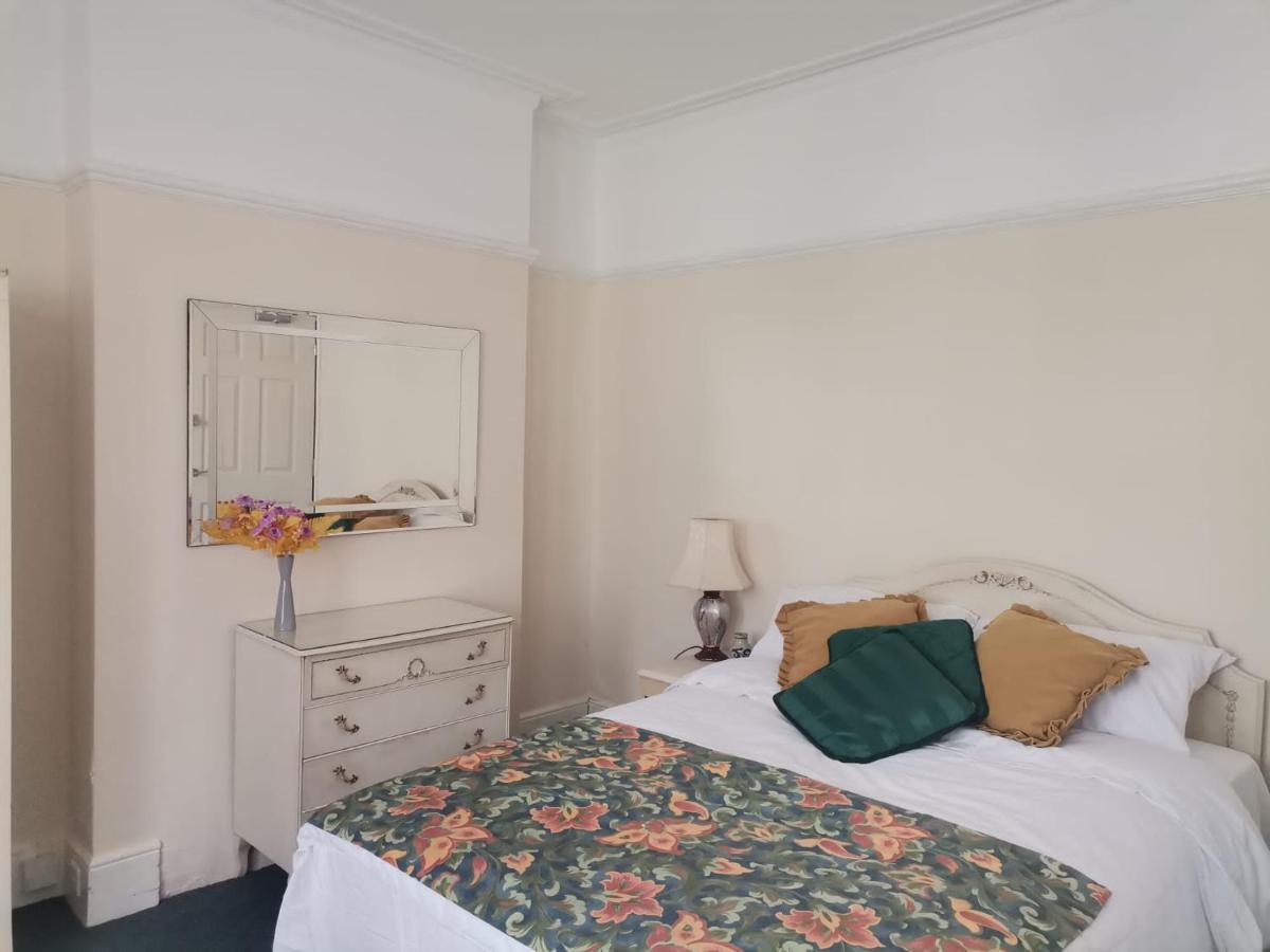 Double Room Available- London Seven Kings Seven Kings Train Station อิลฟอร์ด ภายนอก รูปภาพ