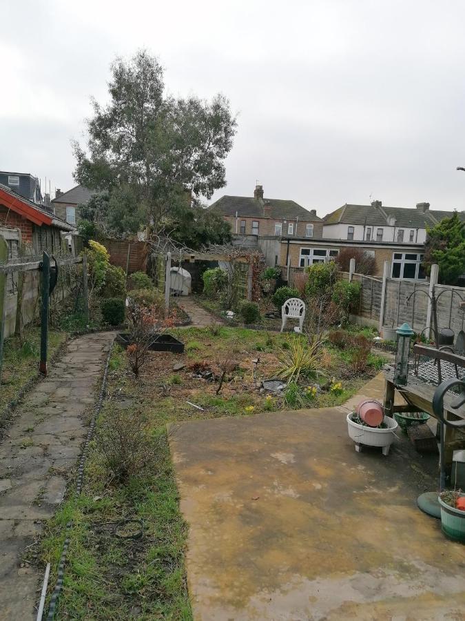 Double Room Available- London Seven Kings Seven Kings Train Station อิลฟอร์ด ภายนอก รูปภาพ