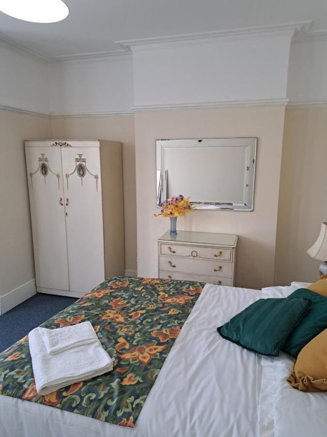 Double Room Available- London Seven Kings Seven Kings Train Station อิลฟอร์ด ภายนอก รูปภาพ