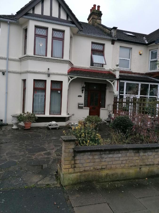Double Room Available- London Seven Kings Seven Kings Train Station อิลฟอร์ด ภายนอก รูปภาพ
