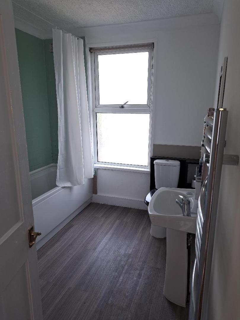 Double Room Available- London Seven Kings Seven Kings Train Station อิลฟอร์ด ภายนอก รูปภาพ